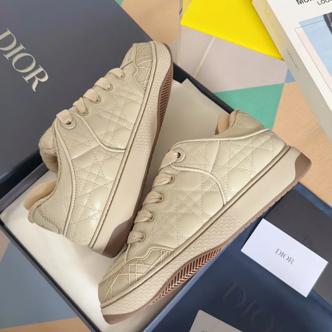 [DIOR] P: 820💰 Men's 39-44. (Male 38. 45. Customized) Dior Dior B9S series top version bread shoes casual sports shoes skate shoes original purchase development and production This new B9S skateboard sneakers are inspired by skateboarding and Dior's high-order spirit. Crafted from navy blue cotton tweed, the classic cannage pattern is reinterpreted with grained calfskin details in homage to Dior's savoir-faire. Padded tongue and technical fabric leg provide ideal comfort. Iconic details abound throughout the design, such as the Dior signature on the heel and tongue, cannage-patterned panels, and the rubber Dior Charm signature on the side inspired by the Dior logo. The rubber soles engraved with Oblique printing with a gradient effect are more refined and can add a high-end temperament to various looks. Exquisite packaging at the delivery counter🛍📦 ▪️Fabric: Original customized first-layer cowhide + tweed ▪️Inner lining: Customized breathable lining ▪️Outsole: Original open-molded anti-slip TPU material ▪️Sole thickness: 3.5CM.
